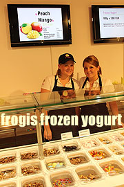 Eiscafé Special: „frogis frozen yogurt“ - Münchens erster Frozen Yogurt Selbstbedienungs-Store eröffnete Ende August  (©Foto: Martin Schmitz)